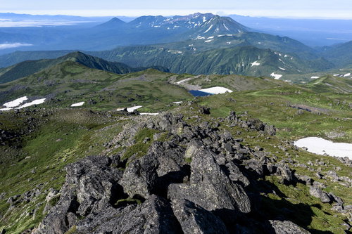 トムラウシ山頂から十勝岳への稜線と残雪の絶景
