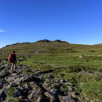 トムラウシ山頂を目指す登山者の写真