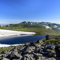 大雪山北沼と残雪を抱いた大雪山の山々、トムラウシ山の雄大な景色の写真