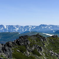 大雪山北部トムラウシ山周辺の雄大な山々と高原風景の写真