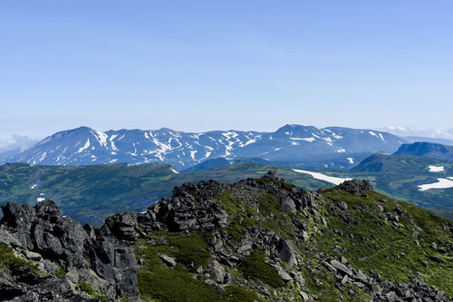 大雪山北部トムラウシ山周辺の雄大な山々と高原風景