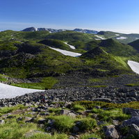 大雪山日本庭園から望む旭岳方面の山岳風景の写真
