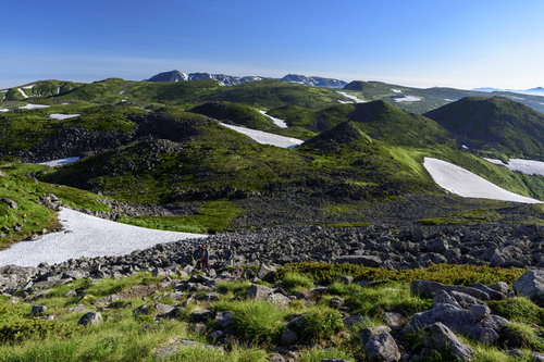 大雪山日本庭園から望む旭岳方面の山岳風景