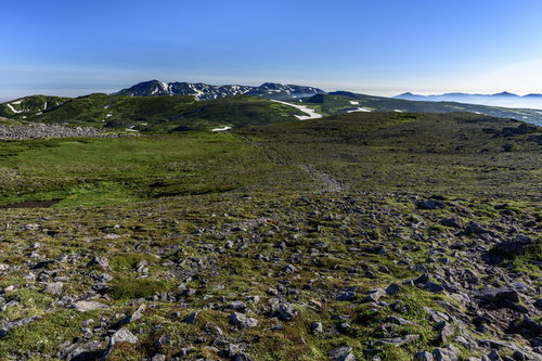 大雪山トムラウシ山の広い登山道と高原の岩場