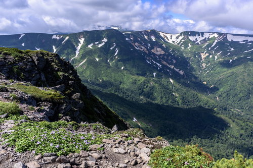 忠別岳から見る化雲岳と大雪山系の山々