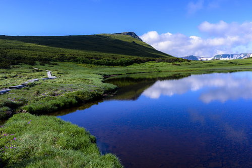 忠別沼と忠別岳の夏山風景