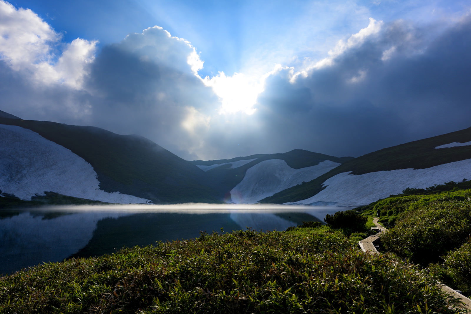 大雪山のヒサゴ沼に差し込む日没の光