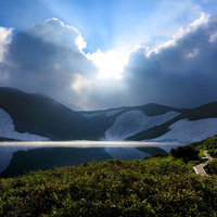 日本百名山・大雪山のヒサゴ沼に差す日没の光の写真