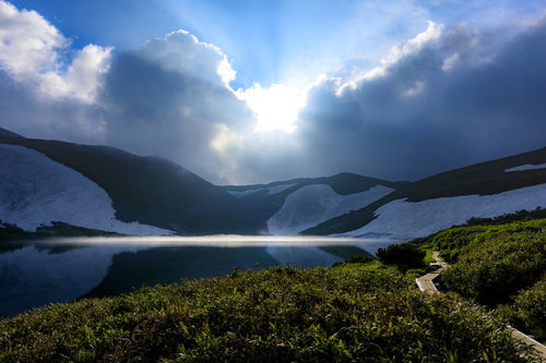 日本百名山・大雪山のヒサゴ沼に差す日没の光
