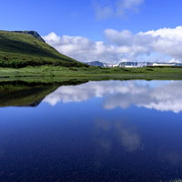 水鏡に映る青空と山並み、大雪山トムラウシ山の忠別沼の写真