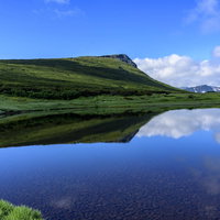 空を写す忠別沼と忠別岳、大雪山の雄大な景観の写真