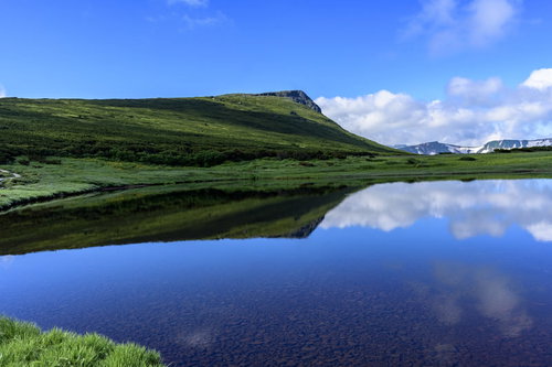 空を写す忠別沼と忠別岳、大雪山の雄大な景観