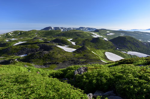 100名山・大雪山の雄大な自然広がる山脈と残雪