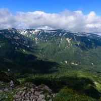 大雪山系化雲岳へと向かう稜線と日本百名山トムラウシ山の写真