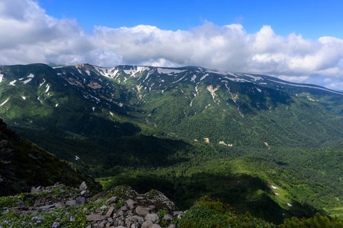 大雪山系化雲岳へと向かう稜線と日本百名山トムラウシ山