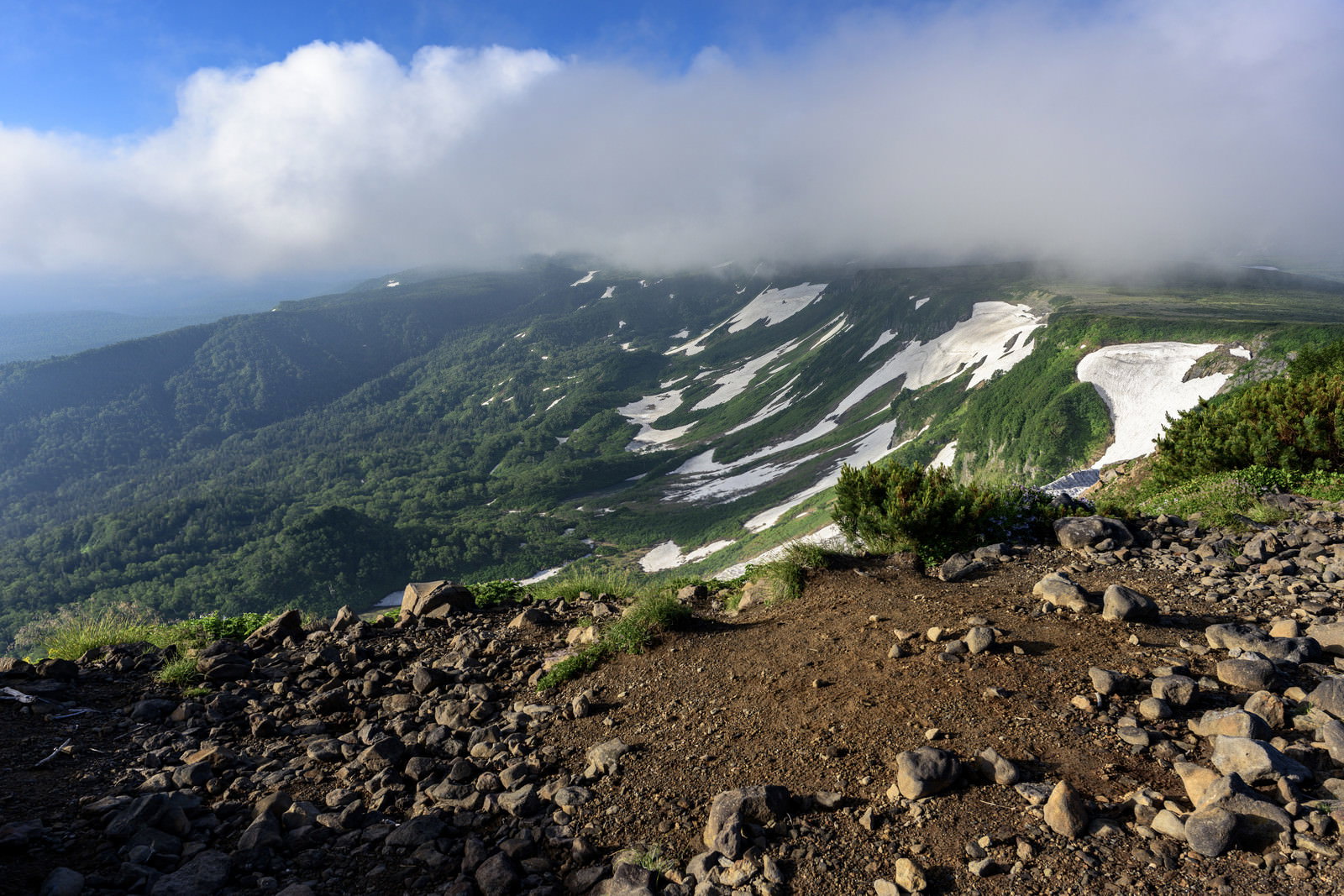 雲がかかる高根ヶ原と高原沼方面を望む山頂からの風景