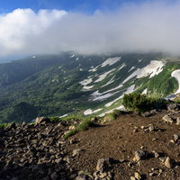 雲が迫る高根ヶ原と高原沼方面、トムラウシ山からの眺望の写真
