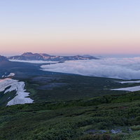 夕暮れ時に雲海が迫る高根ヶ原、大雪山系トムラウシ山の絶景の写真