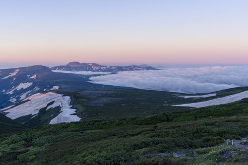 夕暮れ時に雲海が迫る高根ヶ原、大雪山系トムラウシ山の絶景