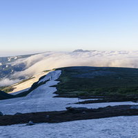 夕暮れ時の高根ヶ原で雲海へと向かう登山風景の写真