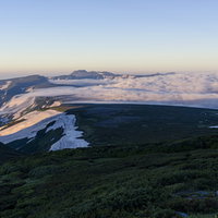 高根ヶ原を駆ける滝雲となる雲海の写真