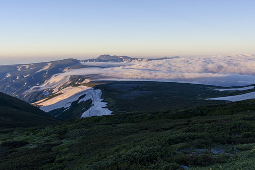 高根ヶ原を駆ける滝雲となる雲海