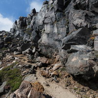 浅間山のJバンド、岩が積み重なる登山道の火山岩層の写真