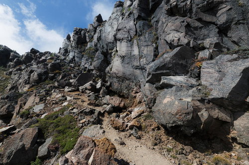 浅間山のJバンド、岩が積み重なる登山道の火山岩層
