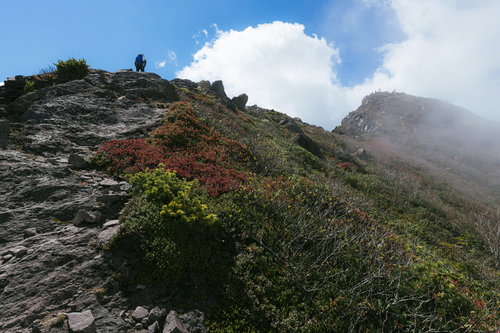 日本百名山・浅間山の紅葉外輪山を歩く登山者