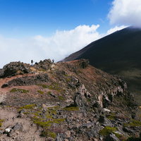 紅葉時期の浅間山鋸岳の険しい山稜と秋晴れの雲海の写真