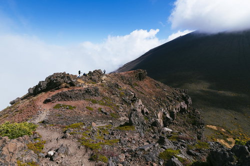 紅葉時期の浅間山鋸岳の険しい山稜と秋晴れの雲海