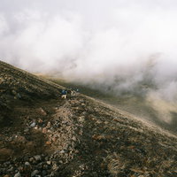 雲が靡く浅間山前掛山への登山道 日本百名山の絶景の写真