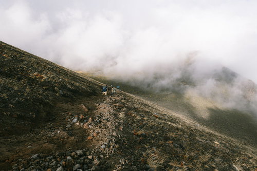 雲が靡く浅間山前掛山への登山道 日本百名山の絶景