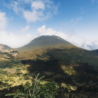 秋の日本百名山、浅間山を彩る紅葉と青空の雲の写真