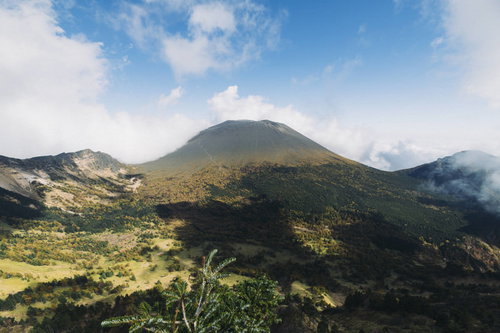 秋の日本百名山、浅間山を彩る紅葉と青空の雲