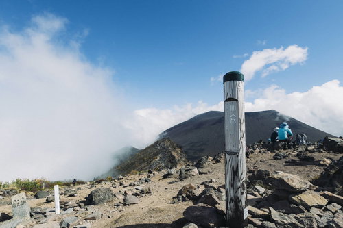 日本百名山・浅間山の仙人岳、雲と青空の山頂