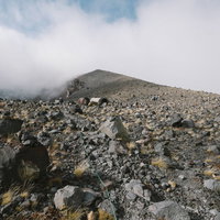 雲に包まれる日本百名山・前掛山への登山道の写真