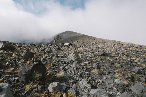 雲に包まれる日本百名山・前掛山への登山道