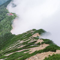 北アルプスの鹿島槍ヶ岳、冷池山荘周辺に登るガスの写真