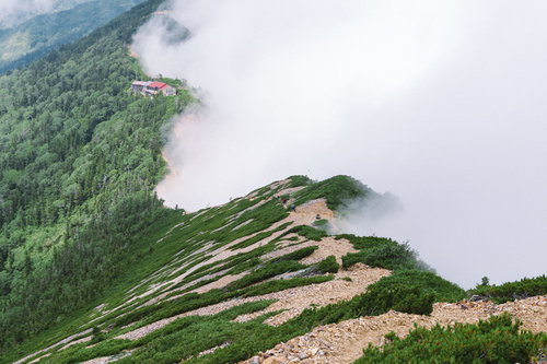 北アルプスの鹿島槍ヶ岳、冷池山荘周辺に登るガス