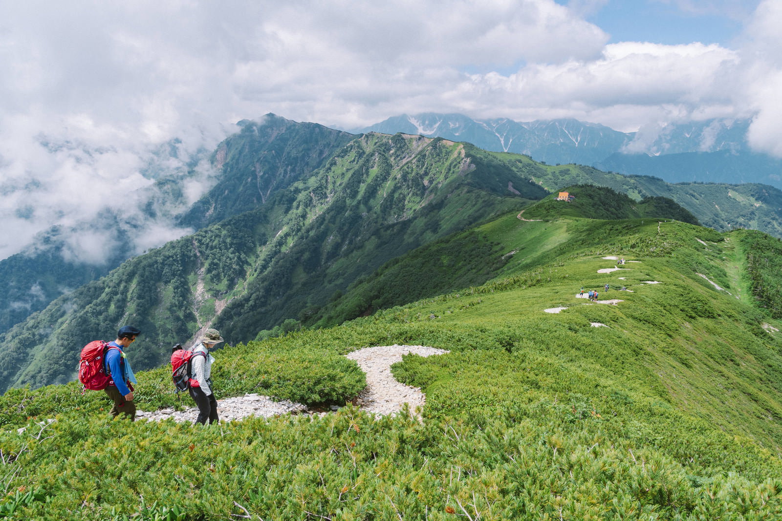 爺ヶ岳から種池への登山道を歩く登山者と北アルプス北部の山々