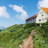 盛夏の鹿島槍ヶ岳登山道と種池山荘の風景の写真