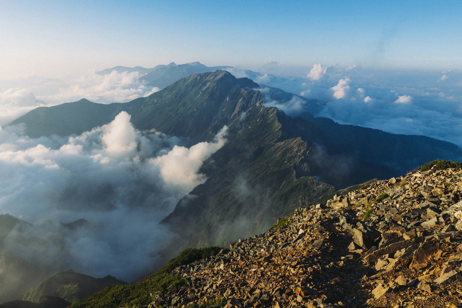 鹿島槍ヶ岳山頂から望む夕方の八峰キレットと雲海の風景