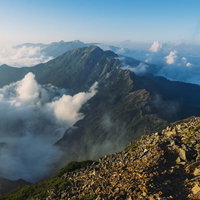 鹿島槍ヶ岳山頂から夕方に見る八峰キレットと雲海の写真