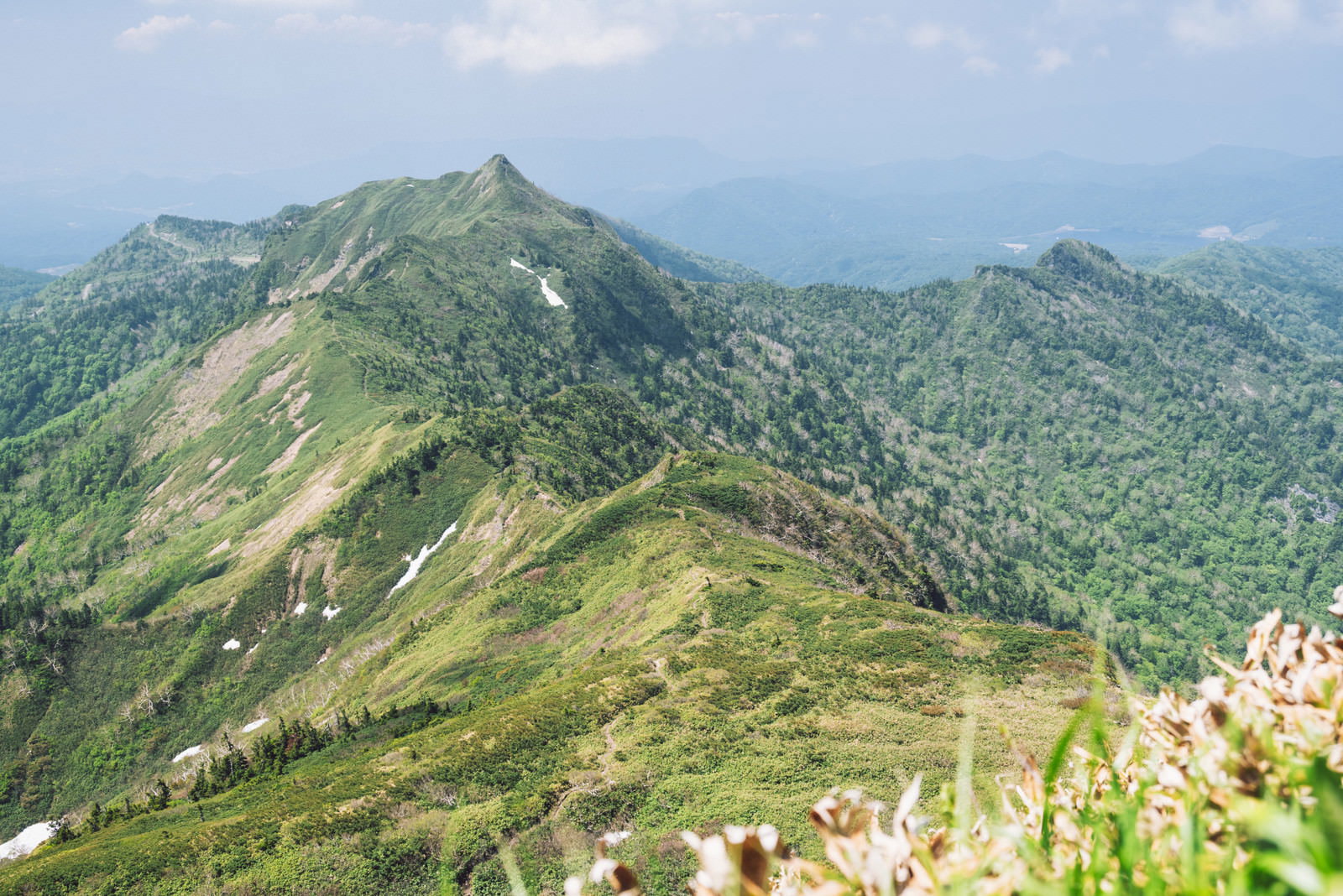 上州武尊山の剣ヶ峰へと続く緑の稜線と山々の風景