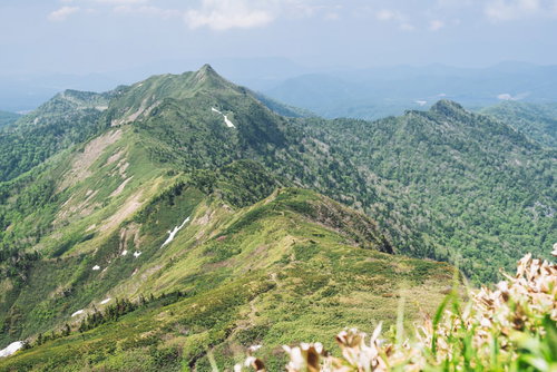上州武尊山の剣ヶ峰へと続く稜線、日本百名山の登山道風景