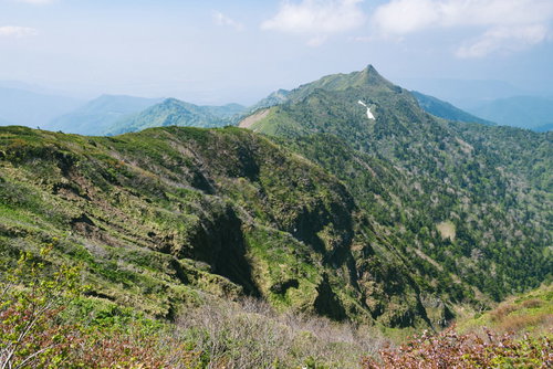 沖武尊から見る剣ヶ峰と連なる山々の稜線と青空