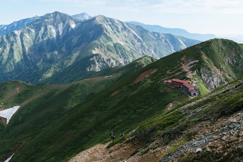 五竜岳の稜線に建つ五竜山荘と白馬岳方面の景観
