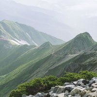 五竜岳の稜線から見る五竜山荘と連なる山々の写真
