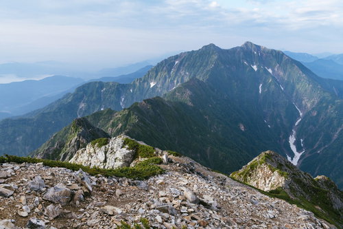 八峰キレット越しに見える鹿島槍ヶ岳と北アルプスの稜線